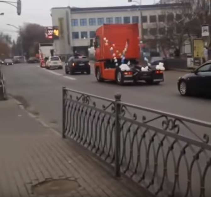 &quot;Свадьба дальнобойщиков&quot;: в Ровно молодожены выбрали необычную альтернативу лимузину