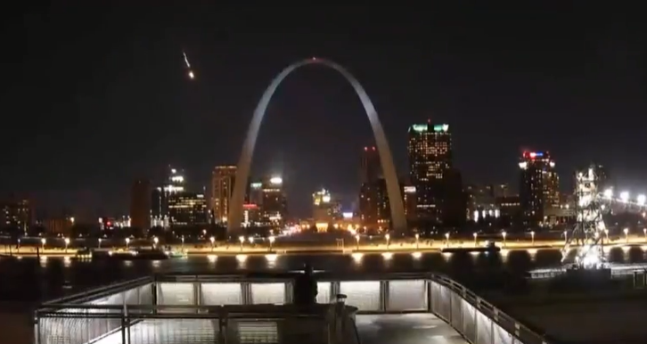 Крупный метеорит взорвался в небе над США: потрясающее видео