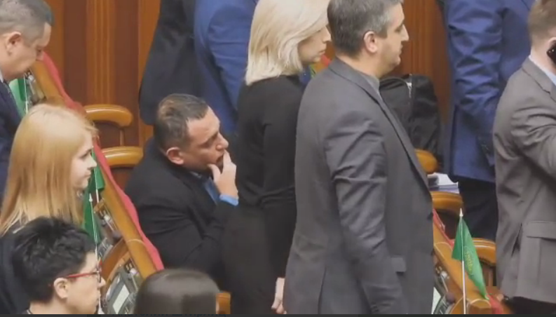 Не вшанував стоячи пам’ять загиблих на Майдані: нардеп пояснив скандальне відео