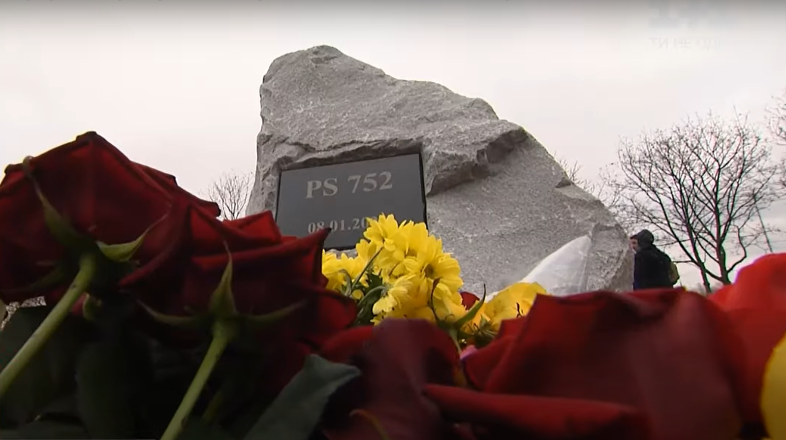 Становились на колени и плакали: в Киеве почтили память украинцев, погибших на борту МАУ в Иране