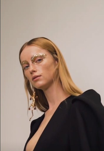 Россыпи золота, элементы пирсинга и накладные скулы: самые необычные мейк-ап тренды Недели моды в Париже