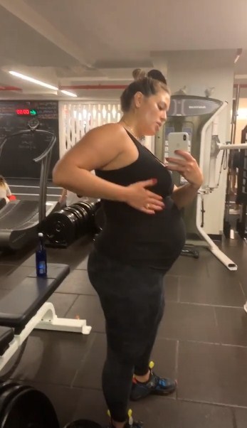 До сьомого поту: вагітна Ешлі Грем у відвертому вбранні показала, як працює над фігурою