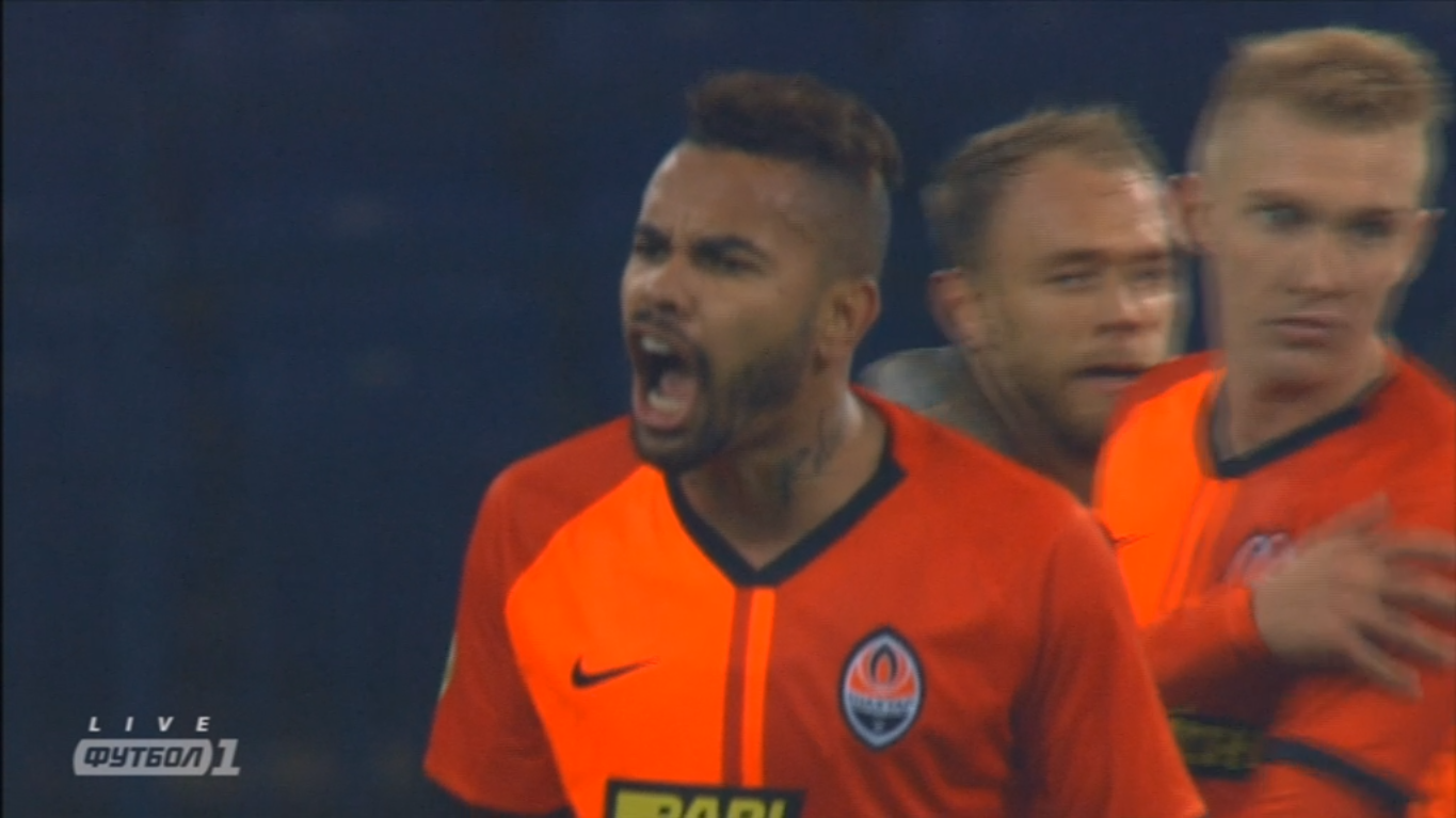 Расисты довели игроков &quot;Шахтера&quot; до слез во время матча с &quot;Динамо&quot; (видео)