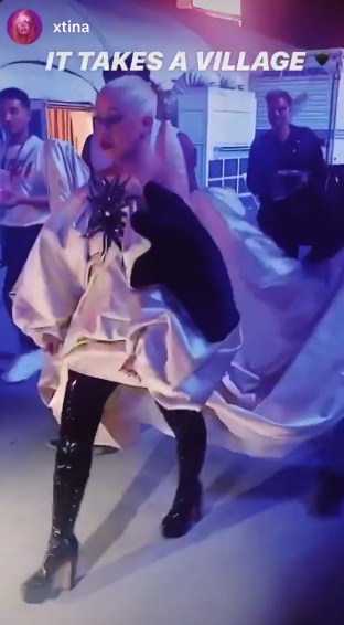 Белая королева: Кристина Агилера блистает в винтажном платье Jean Paul Gaultier