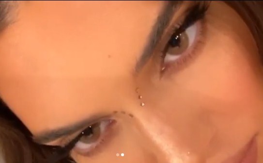 Всім сяяти! 3 варіанта новорічного макіяжа в стилі сестер Кардашьян-Дженнер