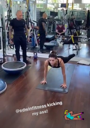 За дело! Ева Лонгория показала любимые упражнения для стройных ног и упругих ягодиц