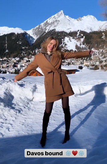 Міні і ботфорти на шпильках: Наталія Водянова блиснула стрункими ногами на форумі в Давосі