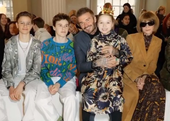 Семейные традиции: Дэвид Бекхэм с детьми трогательно поддержали Викторию Бекхэм на показе