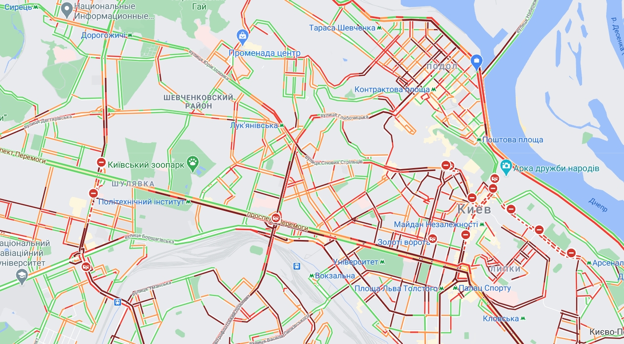 Падение столбов на Шулявке создало транспортный коллапс: какая ситуация в Киеве