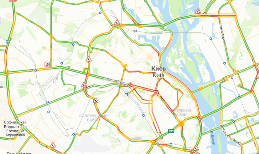 Київ накрив проливний дощ, центр міста вже скували затори