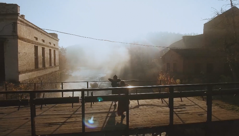 Степ на аварийном мосту: украинки поразили сеть драйвовым танцем (видео)