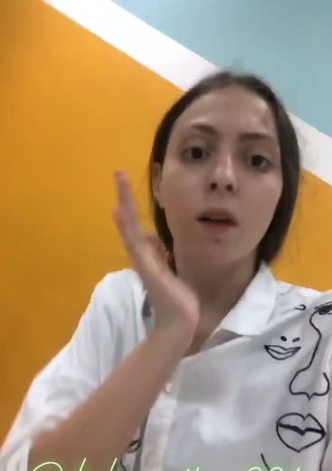 Дочь Оли Поляковой в трендовом образе показала длинные ноги