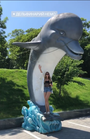 В прозрачной майке и коротких шортах: эффектная Леся Никитюк прогулялась по Одессе