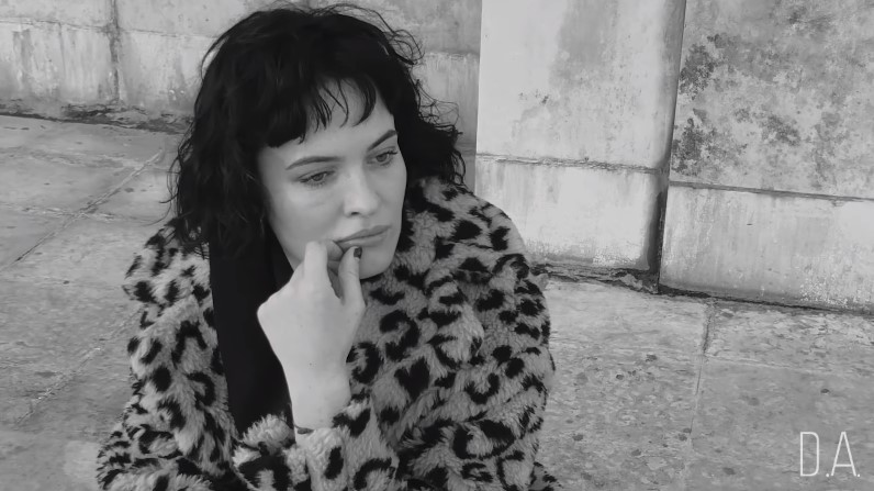 "Нежная зима": Даша Астафьева очаровала романтичным клипом