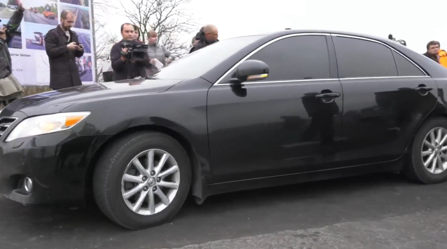 Зеленский за рулем черной &quot;Тойоты&quot; рассекал по новой дороге (видео)