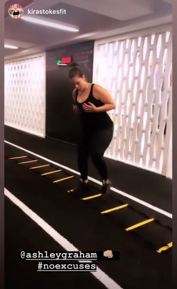 До сьомого поту: вагітна Ешлі Грем у відвертому вбранні показала, як працює над фігурою