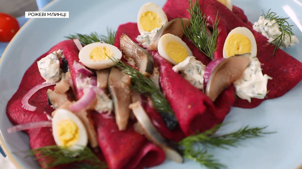 Рецепт рожевих млинців з оселедцем, які точно здивують ваших гостей на Масляну