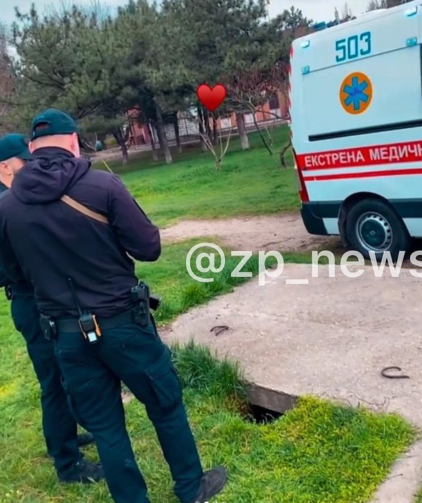 У центрі Запоріжжя дитина провалилася під плити в яму біля дитячого майданчика (відео)