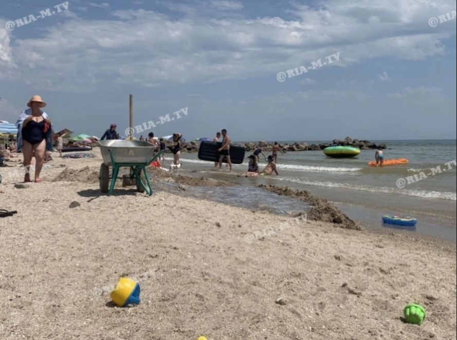 В Кирилловке отдыхающая провалилась на пляже в "братскую могилу" для медуз