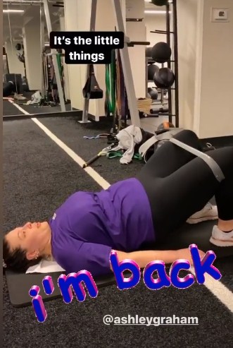 Вже такий великий! Ешлі Грем зворушила мережу новим кумедним фото 2-місячного сина