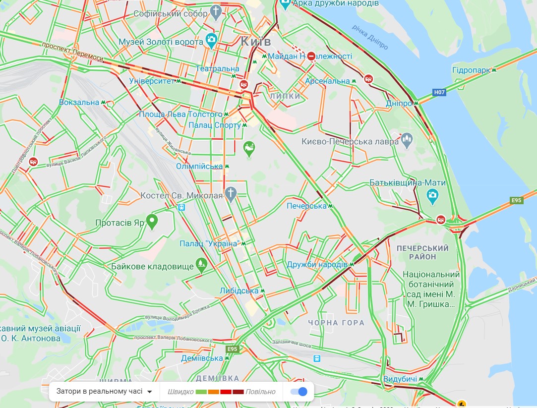 Через негоду у Києві затопило центральні вулиці: утворилися затори