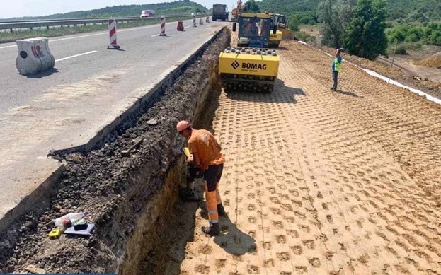 &quot;Укравтодор&quot; показав, як ліквідовують зсув ґрунту на трасі &quot;Київ-Одеса&quot;
