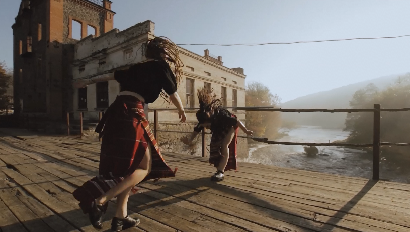 Степ на аварийном мосту: украинки поразили сеть драйвовым танцем (видео)