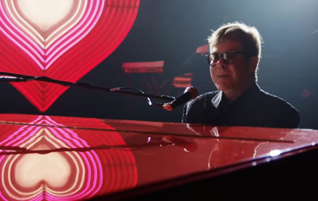 Трогательный рождественский ролик с Элтоном Джоном стал хитом сети