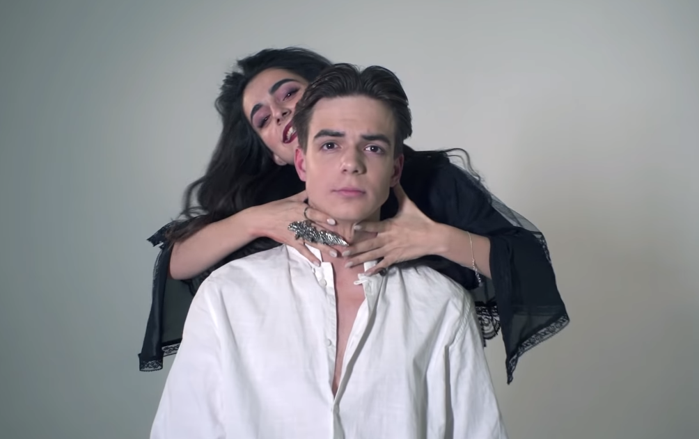 Звезда сериала "Школа" выпустила дерзкое видео на новую песню