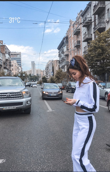 Надя Дорофеева покорила стрит-стайл образом в стиле спорт-шик