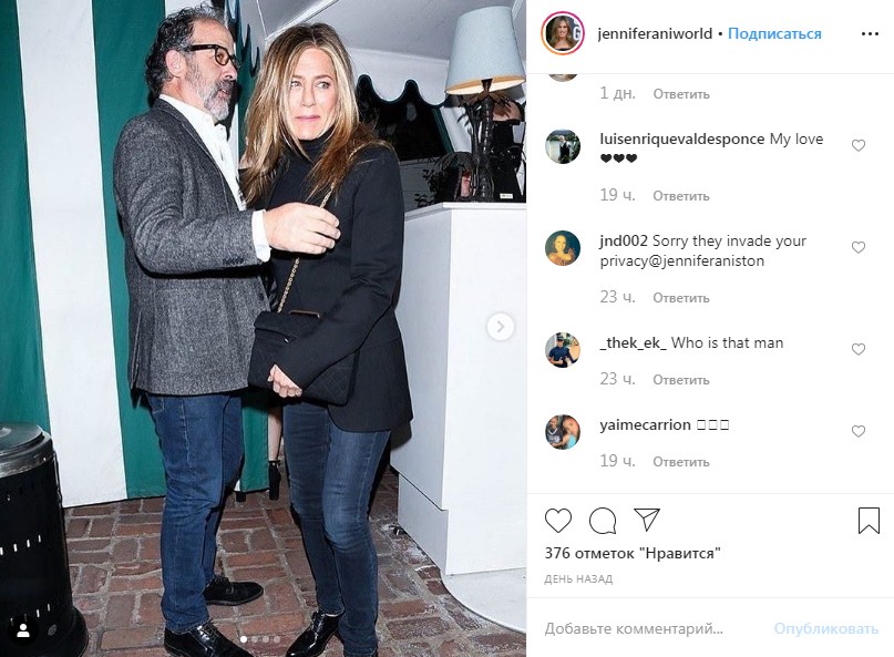 50-летняя Дженнифер Энистон на встрече с друзьями показала комбо-лук на все случаи