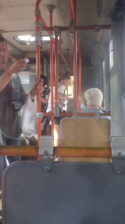 У тролейбусі Києва продають скасовані квитки: фотофакт