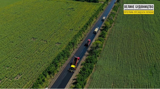 У Луганській області приступили до покриття фінальної частини траси Н-26 за програмою президента