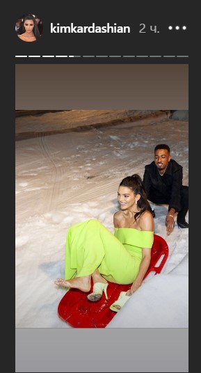 С горки в вечерних платьях: семейство Кардашьян поразило сеть зимними забавами