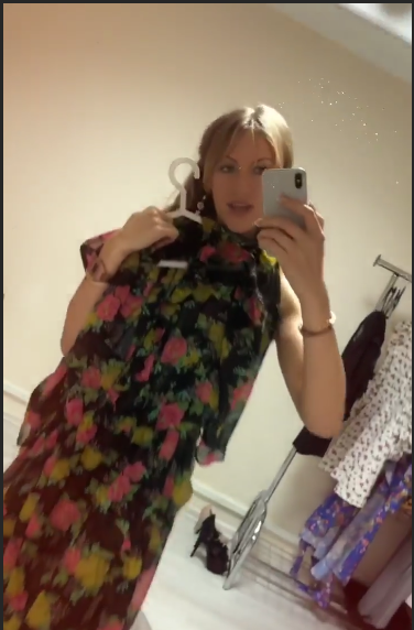 Леся Никитюк похвасталась модным нарядом из маминого шкафа