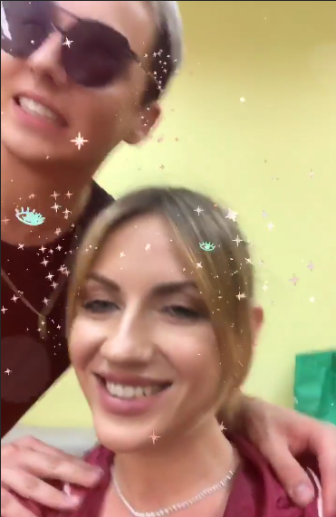 Массаж и поцелуй: Леся Никитюк засветилась в гримерке с популярным певцом