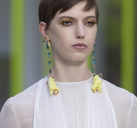 Россыпи золота, элементы пирсинга и накладные скулы: самые необычные мейк-ап тренды Недели моды в Париже