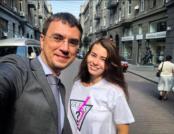 Знатный троллинг: Омелян обсудил с фотомоделью строительство мостов в Украине (фото)