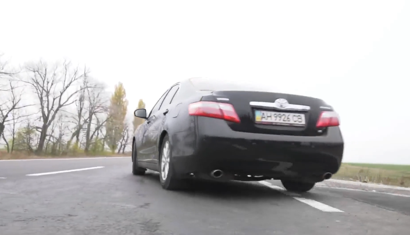 Зеленський за кермом чорної "Тойоти" розсікав новою дорогою (відео)
