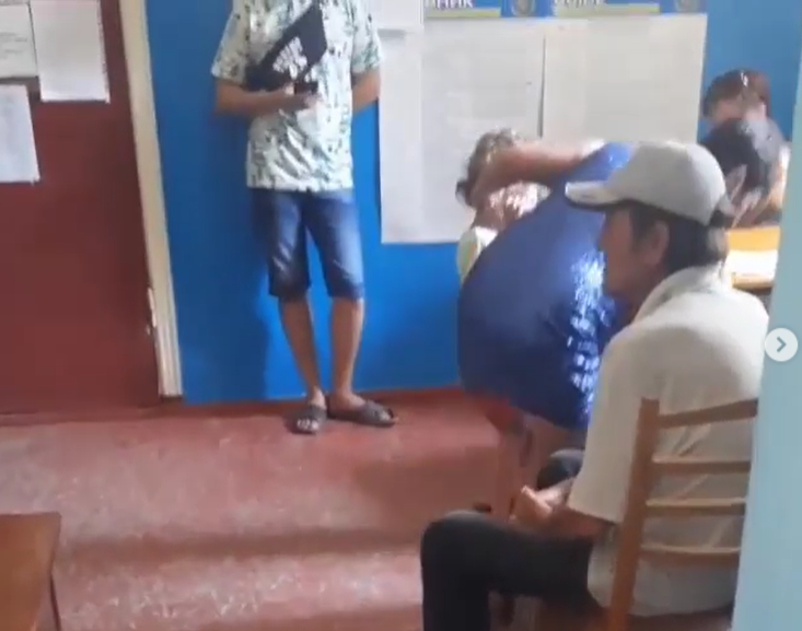 Под Запорожьем мать таскала маленькую девочку за уши и не пускала в туалет: "с*ы тут" (видео)