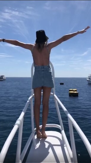 Длинноногая Леся Никитюк поплавала в Египте с дельфинами