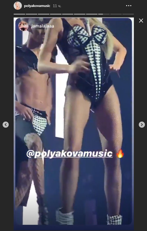 Ноги-небоскребы: Оля Полякова покорила откровенным образом на сцене &quot;Вечера премьер&quot;