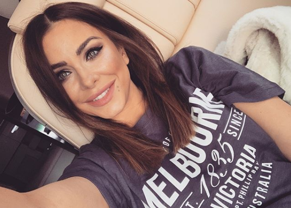 Жар-птица: Ани Лорак в пестром наряде блеснула стройными ножками