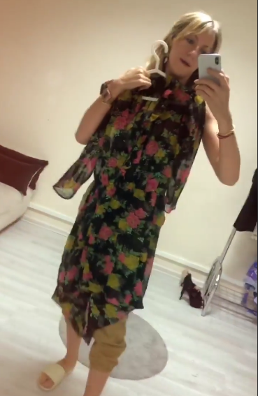 Леся Никитюк похвасталась модным нарядом из маминого шкафа