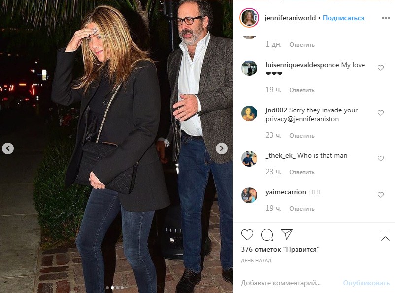 50-летняя Дженнифер Энистон на встрече с друзьями показала комбо-лук на все случаи