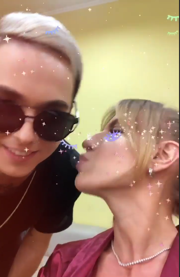 Массаж и поцелуй: Леся Никитюк засветилась в гримерке с популярным певцом