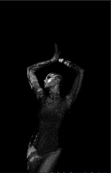 MARUV у прозорому топі засвітила оголені груди