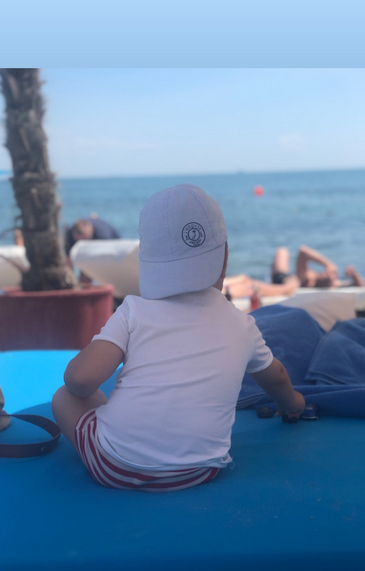 Стройная Катя Осадчая в купальнике релаксирует с сыном на пляже