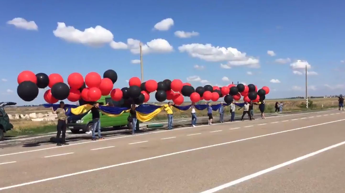 В Крим запустили гігантський прапор України на червоно-чорних кульках: відео та фото
