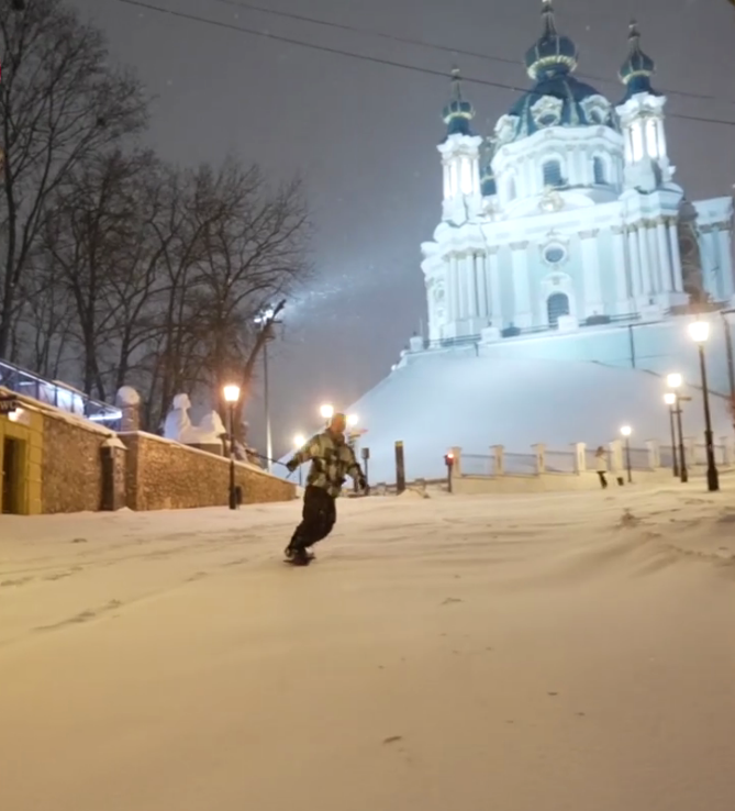 Навіщо їхати в Карпати? Відео зі сноубордистами в центрі Києва захопило українців